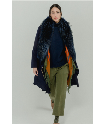 bazar de luxe manteau bleu marine ouvre sa boutique