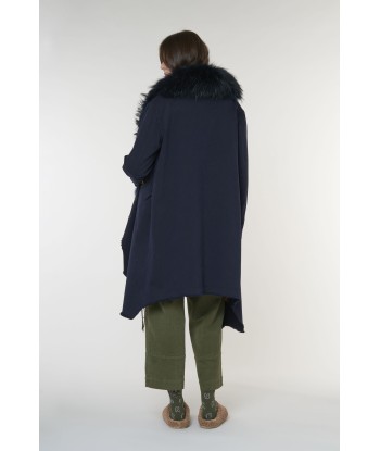 bazar de luxe manteau bleu marine ouvre sa boutique